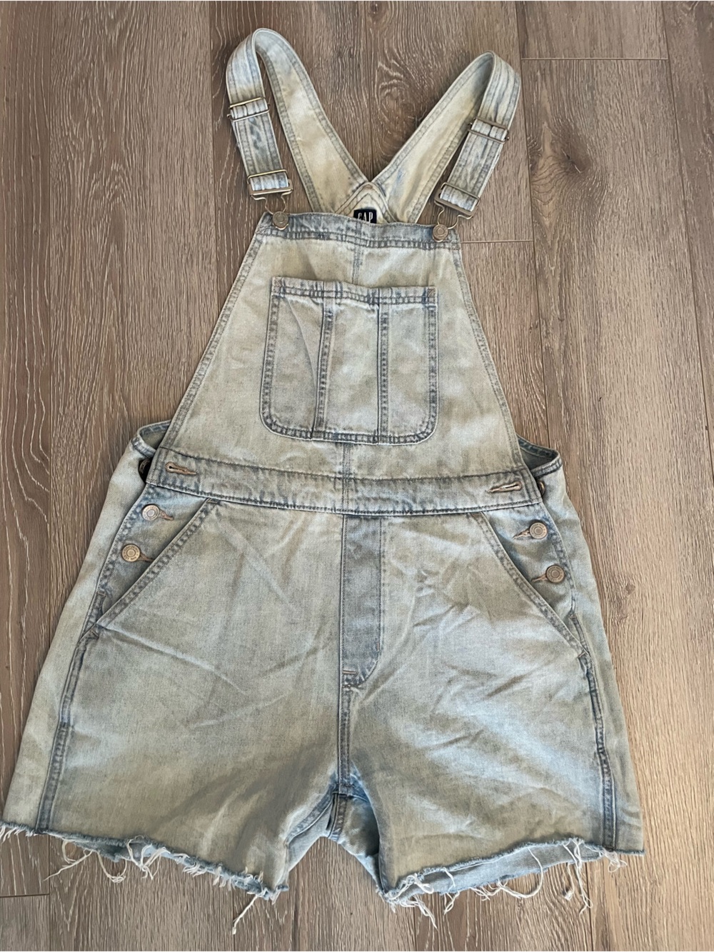 Gap Light Wash Denim Overall Shorts size
Small